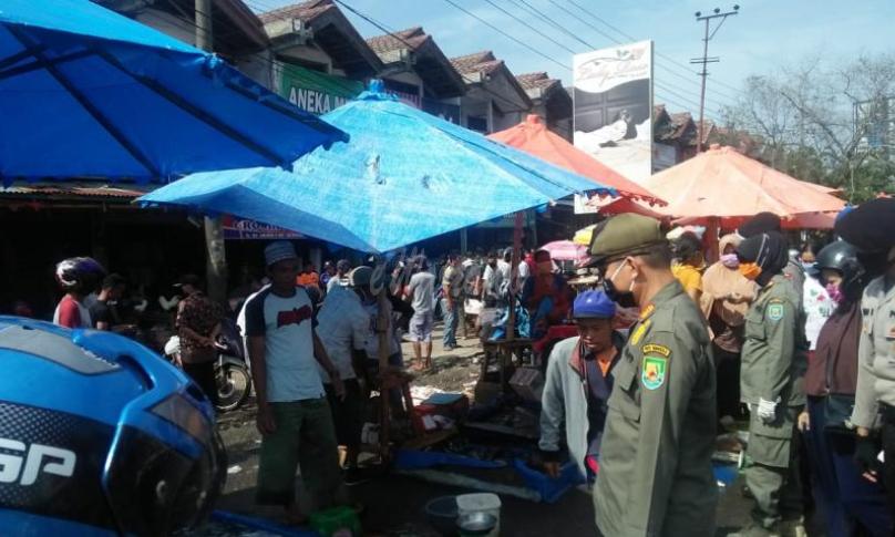 Seperti pada hari ini, Ahad (17/05) Patroli (razia) dilakukan pada kawasan Penurunan - Simpang Lima - Pasar Minggu - BIM - Pantai Panjang (Posko Gabung Penanganan COVID-19).