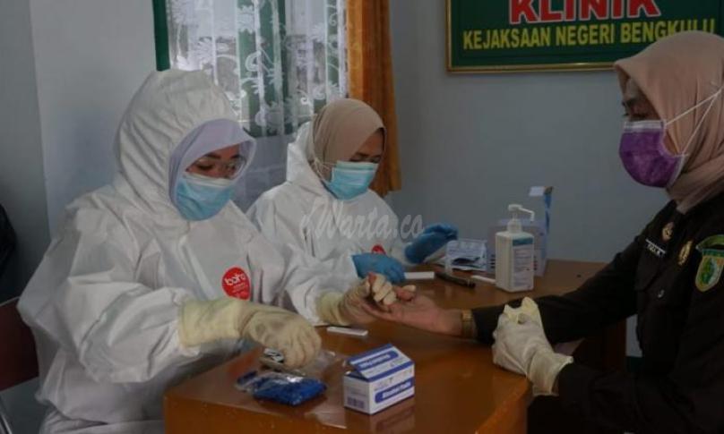 Kepala Kejari Bengkulu Emilwan Ridwan, SH, MH mengatakan ditengah wabah Covid-19, pihak Kejari melaksanakan rapid test guna pencegahan penyebaran Covid-19 sekaligus sebagai langkah deteksi dini terhadap para pegawainya.