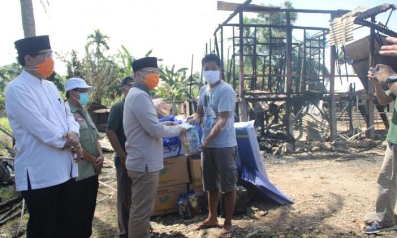 Selain memberikan bantuan sembako, uang tunai dan keperluan rumah lainnya, Gubernur Bengkulu kesepuluh ini juga menyerahkan bantuan alat pendengaran kepada bapak Daswan. Sehingga ia dapat kembali mendengar lebih baik.