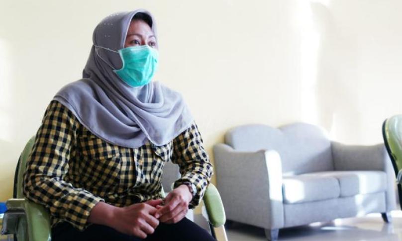 Lebaran kali ini katanya, tradisi maaf-maafan hanya dilakukan lewat telepon dan  video call sebagai pengobat rindu bersama keluarga.  