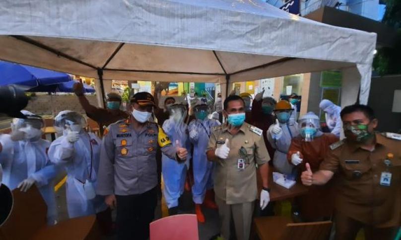 Walikota di dampingi Kapolres berswafoto bersama Tim Tenaga Kesehatan Lubuklinggau.