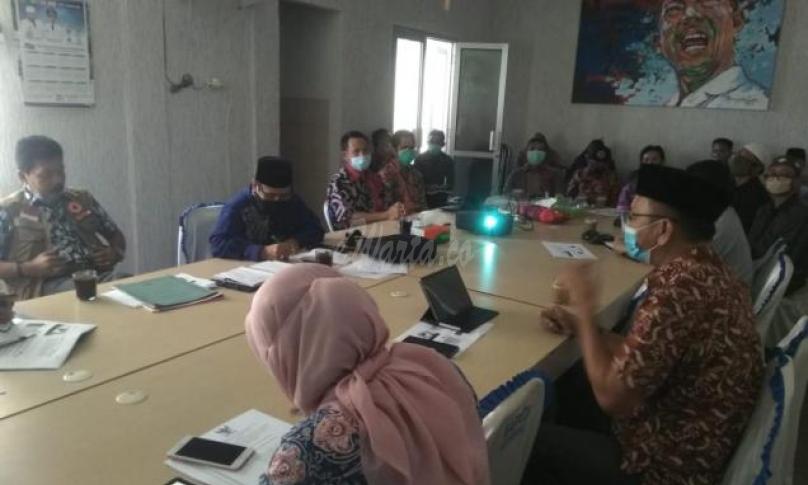 Rapat difasilitasi oleh TP2KB dihadiri Sesda, Kadis Kesehatan, BPBD, Distan dan PUPR membahas persiapan pelaksanaan New Normal tersebut
