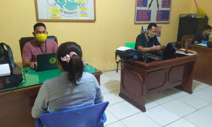 HK, Ibu Rumah Tangga saat dilakukan pemeriksaan oleh penyidik.