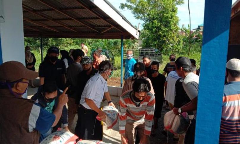 pendistribusian beras dan mie (rasmie) tahap akhir dari Pemerintah Kota (pemkot) Bengkulu Kamis (21/5/20) Walikota Bengkulu Helmi Hasan dan wawali Dedy Wahyudi dihujani doa dari warga Kota Bengkulu.