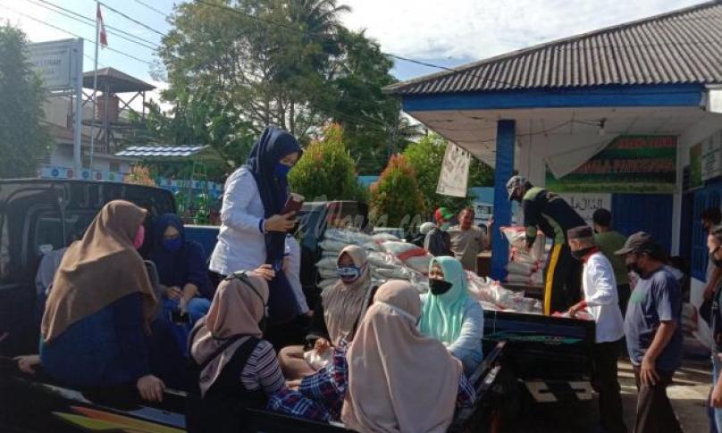 4.224 dus mie dan 4.224 paket beras (masing-masing beratnya 15 KG) yang disalurkan kepada warga di Kelurahan Panorama Kecamatan Singaran Pati, Kamis (21/5/20). 