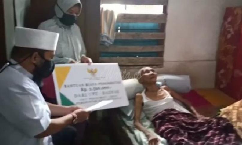 Semoga cepat sembuh agar bisa beribadah lagi lancar seperti biasa. Sekarang banyak-banyak istirahat, istighfar dan dzikir,” ujar Helmi.