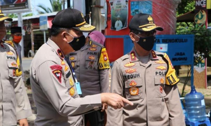 Kapolda Bengkulu Irjen Pol. Drs. Teguh Sarwono, M.Si langsung melakukan pengecekan ke perbatasan-perbatasan kota Bengkulu, Minggu (24/05/2020).