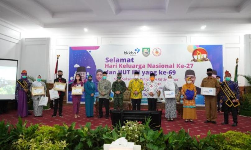 peringatan Hari Keluarga Nasional (Harganas) ke-27 dan Hari Ulang Tahun Ikatan Bidan Indonesia ke- 69 secara virtual bertempat di Gedung Daerah Balai Raya Semarak, Senin (29/6).