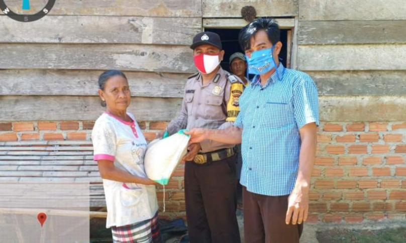 Penyaluran bantuan sembako ke masyarakat.