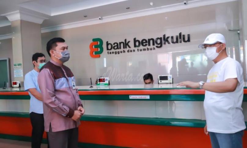 Gubernur Bengkulu Rohidin Mersyah meninjau fasilitas pelayanan publik, agar tetap berjalan normal dan sesuai prosedur protokol kesehatan pencegahan Covid-19, di salah satu Badan Usaha Milik Daerah (BUMD) Bank Bengkulu cabang utama, (29/5).