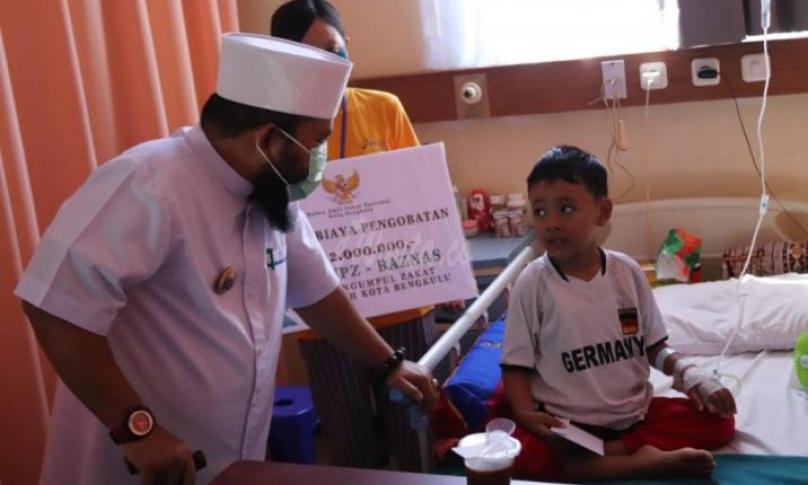 Walikota Bengkulu Helmi Hasan didampingi Wakil Walikota Dedy Wahyudi langsung menjenguknya yang tengah dirawat, Rabu (3/06/20).