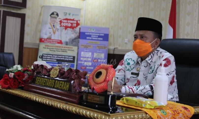 Sekda Provinsi Bengkulu Hamka Sabri, usai mengikuti Rakor Persiapan Pelaksanaan Pilkada Serentak Bersama Menteri Dalam Negeri, KPU dan Bawaslu se-Indonesia (Virtual Meeting), di Ruang VIP Pola Provinsi Bengkulu, Jum'at (05/06).