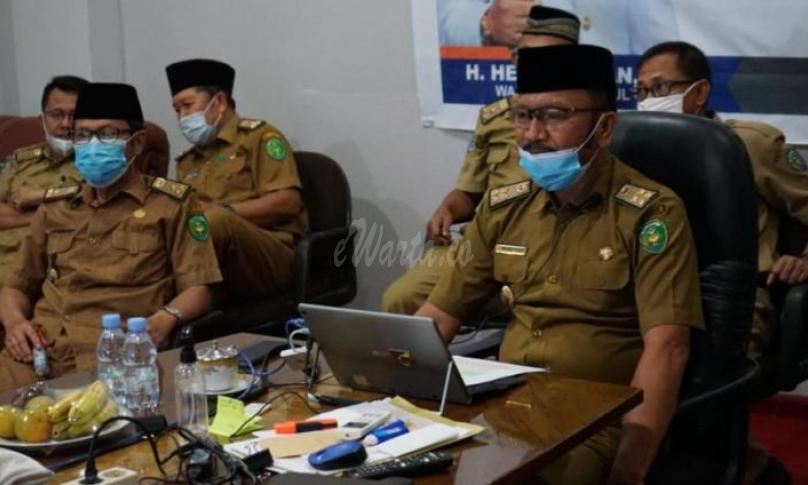 Sekretaris Daerah (Sesda) Kota Bengkulu melakukan video converence bersama seluruh Organisasi Perangkat Daerah (OPD). Vidcon berlangsung di ruang kerja Sesda Kota Bengkulu, Senin (8/6/2020).