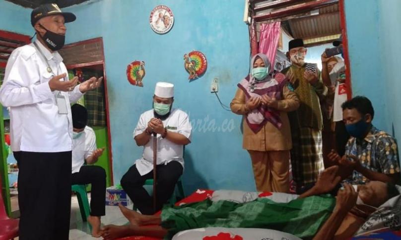 Walikota Bengkulu Helmi dan Wakil Walikota Dedy Wahyudi didampingi Kepala Badan Amil Zakat Nasional (Baznas) Kota Bengkulu Habib Abdurahman Alkaf memberikan bantuan santunan dan sembako dari Baznas.