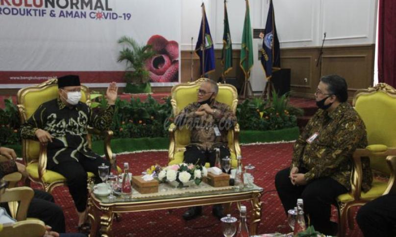 Gubernur Bengkulu juga memberikan piagam penghargaan kepada Defrizal dan apresiasi atas dedikasinya selama bertugas di Bengkulu. 