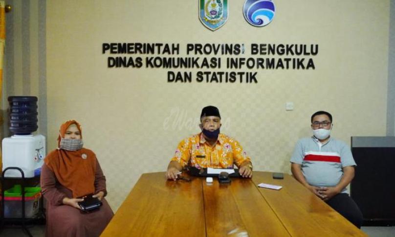 Ketua Komisi Penyiaran Indonesia Daerah (KPID) Provinsi Bengkulu Ratimnuh, di Sekretariat Media Center Diskominfo Provinsi Bengkulu, Kamis(11/6).