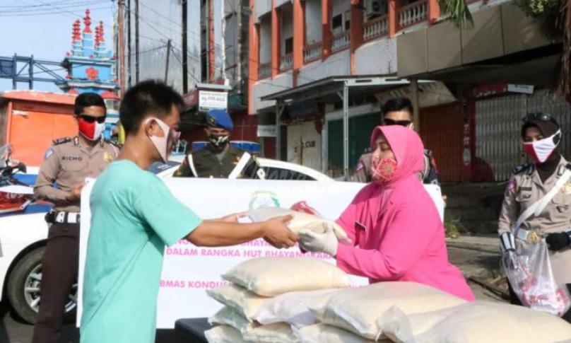 Pembagian paket bantuan kepada masyarakat.