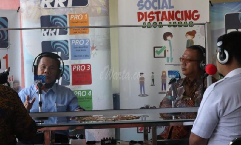 Dialog interaktif ini juga dihadiri Ketua Komisi Penyiaran Indonesia Daerah (KPID) Bengkulu, Ratimnuh dan Ketua Persatuan Wartawan Indonesia (PWI) Bengkulu Zacky Antony.