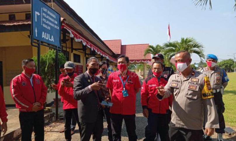 Kader DPC PDI Perjuangan Kabupaten Seluma usai melapor ke Polres Seluma.