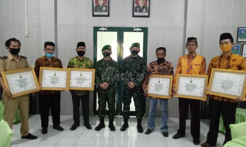 Warga penerima penghargaan berswafoto bersama Danrem 041 Gamas dan Dandim 0425 Seluma.