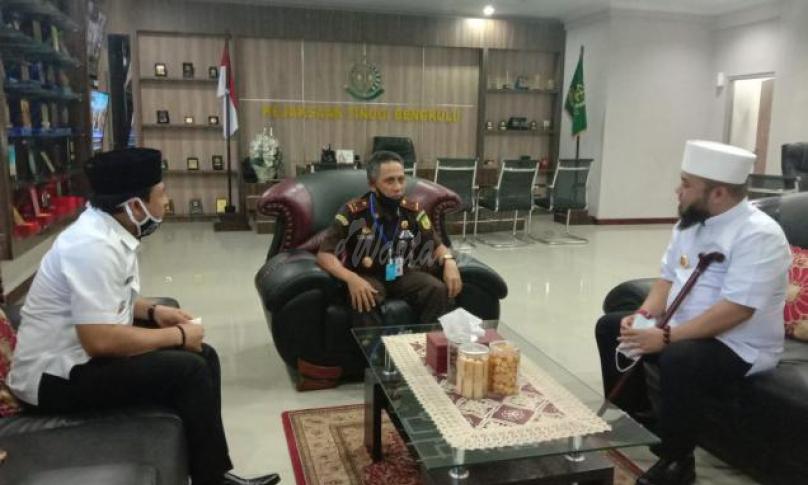 Ia sengaja ke Kejati Bengkulu untuk silaturahmi langsung kepada Kajati Bengkulu A.Muh Taufik di ruangan kerjanya. 