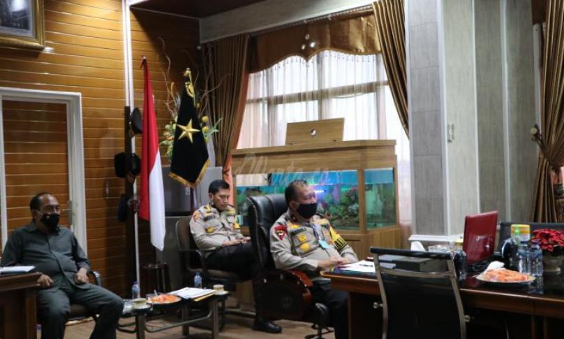 Wakapolda Bengkulu Brigjen Pol Drs Sahimin Zainudin, SH, MM, saat mengikuti kegiatan rapat koordinasi virtual yang dipimpin oleh Gubernur Bengkulu Dr. H. Rohidin Mersyah,
