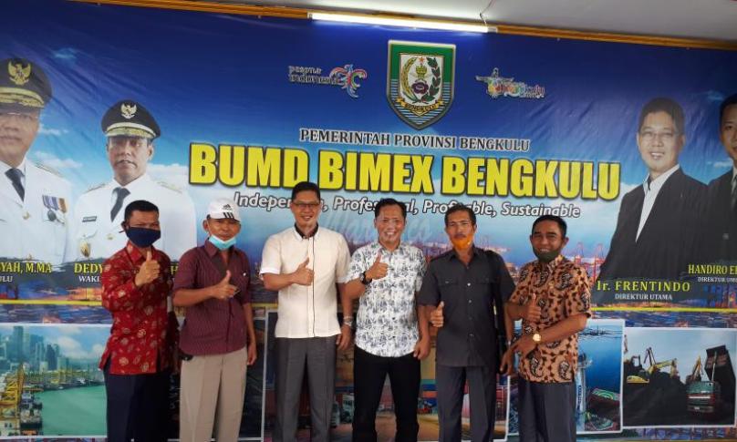 Perwakilan Apdesi Seluma berfoto bersama Direksi PD Bimex provinsi Bengkulu.