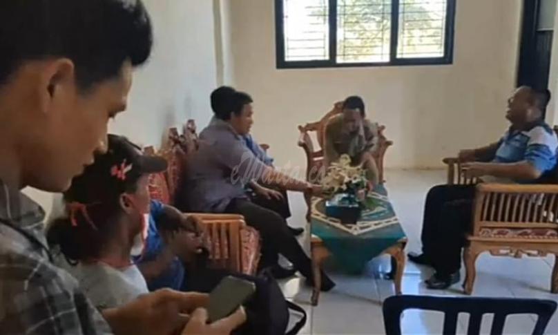 Plt Kadis PMD Kabupaten Seluma saat menerima kedatangan warga Desa Padang Kuas.