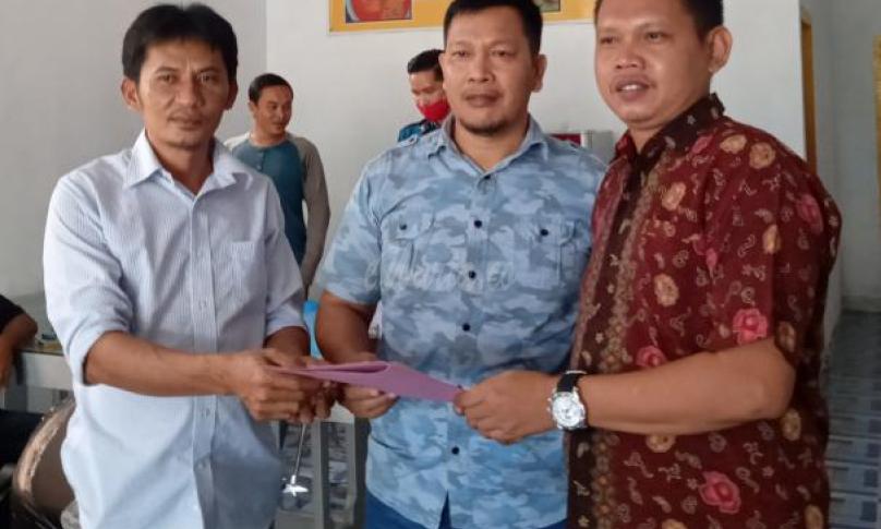 Waka 2 DPRD Seluma, Ulil Umidi saat menerima kunjungan warga Babatan Sukaraja Seluma, Bengkulu.