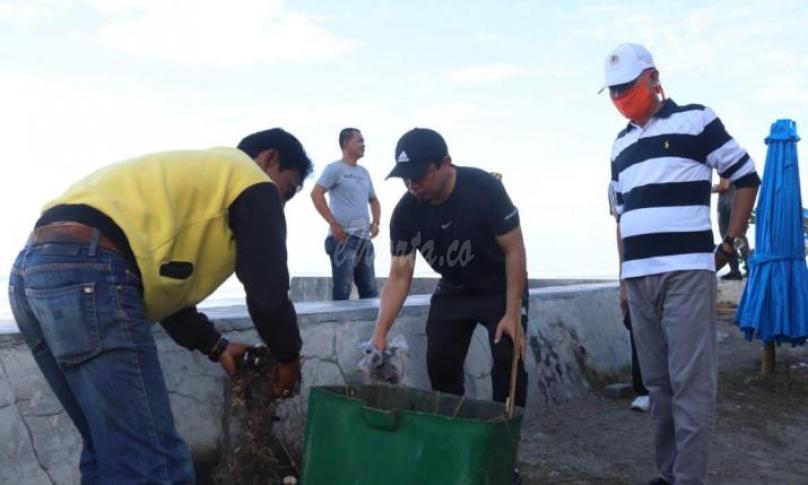 Wawako Bengkulu ikut serta membersihkan sampah dikawasan pantai panjang, Jumat (10/7/20).