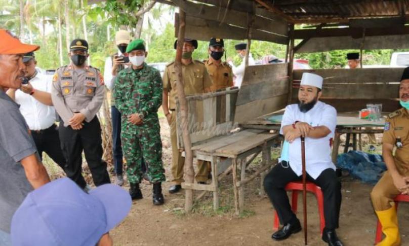 Walikota Bengkulu Helmi Hasan Senin (13/7/2020) meninjau lokasi pembangunan jalan di areal persawahan Kelurahan Beringin Raya.