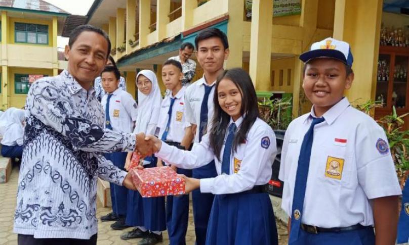 Dokumen foto Guru dan siswa - siswi sebelum terjadi pandemi covid-19.