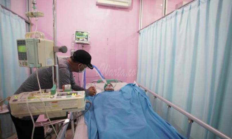 Gubernur Bengkulu, Rohidin Mersyah saat menjenguk Arjuna di Rumah Sakit