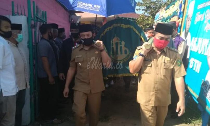 Wawako Dedy Wahyudi saat ikut membantu mengangkat dan mengantarkan Almarhum Arjuna ke tempat peristirahatan terakhirnya.