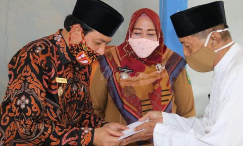 Wawali Serahkan Bantuan Operasional ke Tokoh Agama