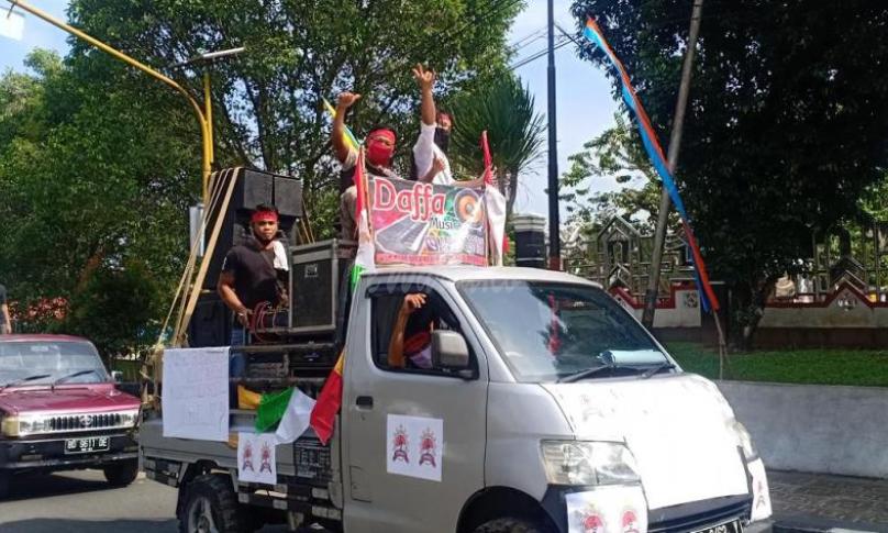 Unjuk rasa pekerja seni di kantor Bupati BU