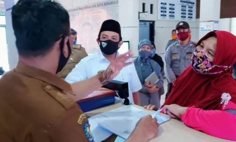 Wawali saat meninjau Dukcapil