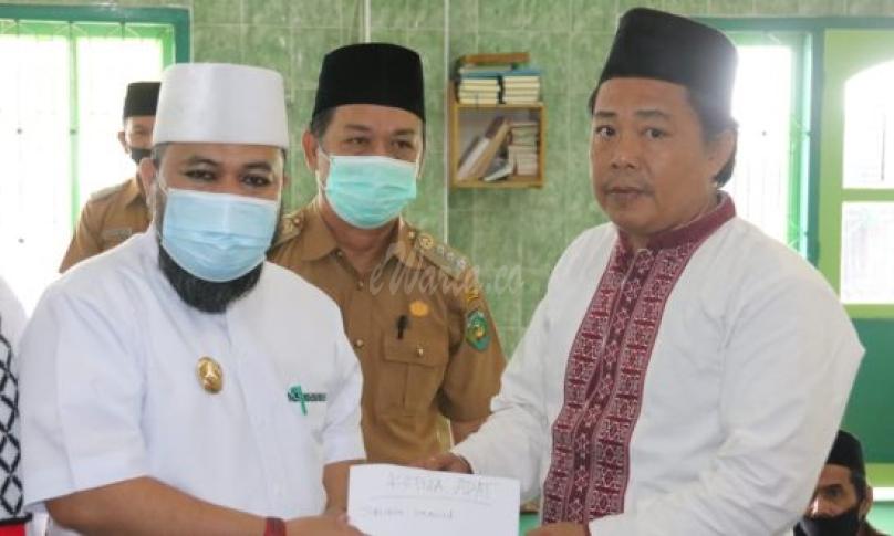 Walikota Bengkulu Helmi Hasan didampingi Camat Singaran Pati Syaiful Anwar memberikan bantuan operasional (BOp) kepada tokoh masyarakat