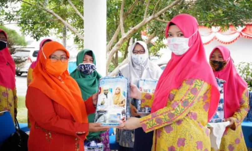 Ketua PKK Kota Bengkulu Bagikan 1000 Masker