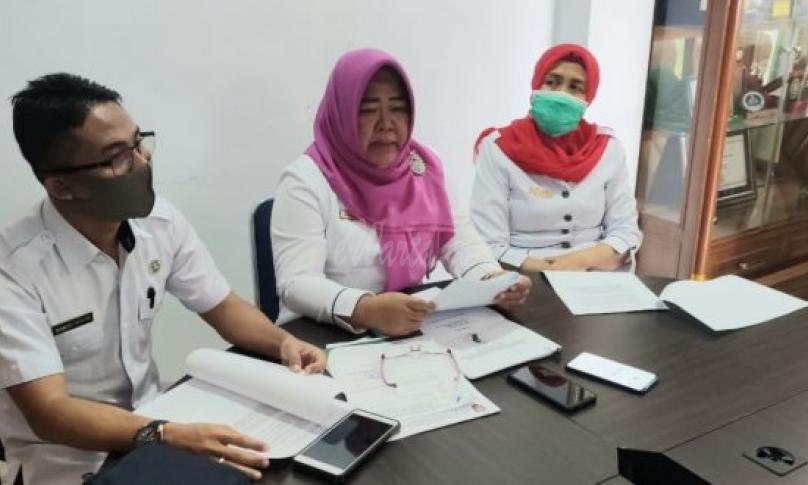 Kadis Kesehatan Kota Bengkulu Susilawaty didampingi Kabid Penanggulangan dan Pencegahan Penyakit Nelli Hartati dan Kabid Pengelolaan Informasi dan Komunikasi Publik Dinas Kominfosan Nugroho Tri Putra