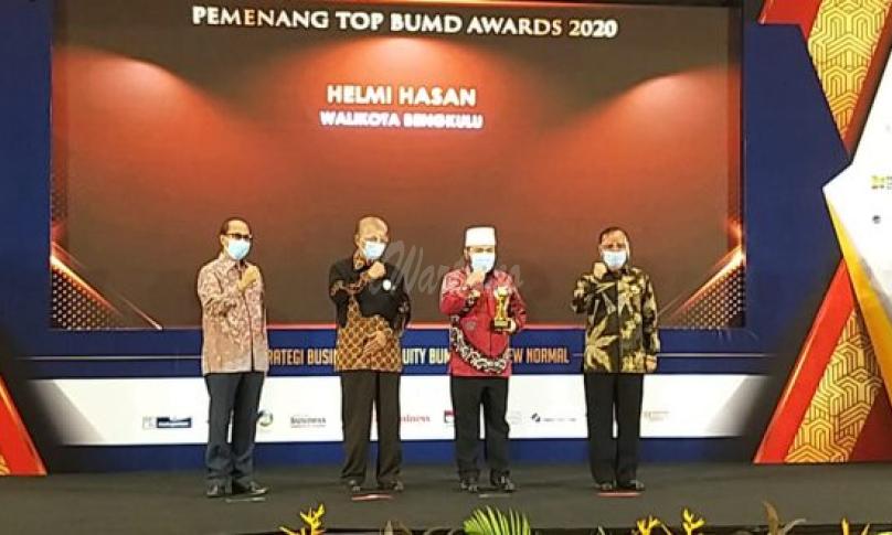 Walikota Bengkulu menerima 3 penghargaan di Golden Ballroom-The Sultan Jakarta, Jalan Gatot Subroto Gelora, Jakarta yang diselenggarakan secara virtual