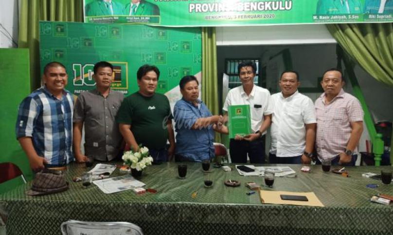 Penyerahan SK dukungan Erwin Yayan