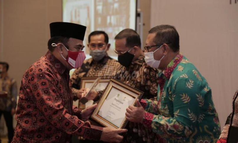 penghargaan kepada empat Kepala Daerah