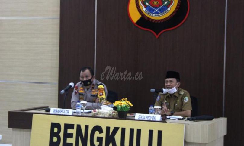 Sekretaris Daerah Provinsi Bengkulu Hamka Sabri bersama Wakapolda Bengkulu Brigjen Pol. Drs. Sahimin Zainudin saat memimpin Rapat Koordinasi perdana persiapan Panen Raya tingkat Nasional