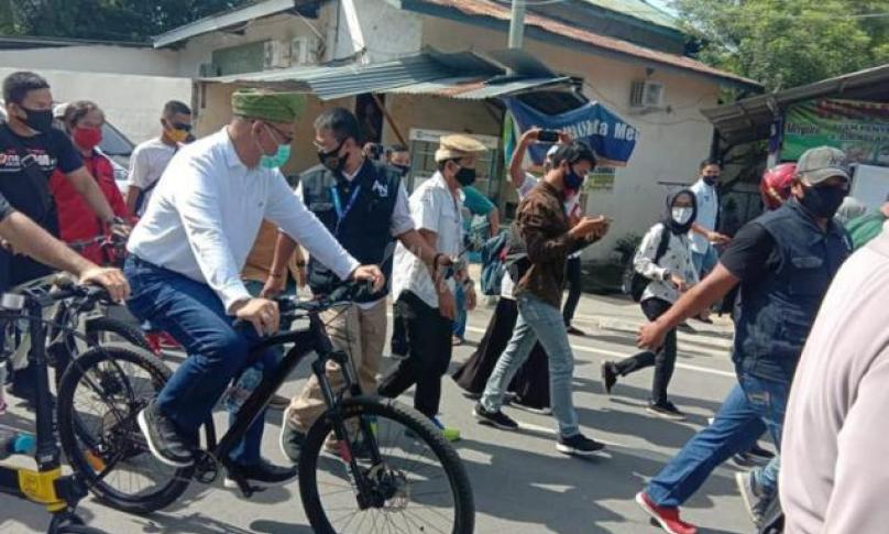 Paslon AMAN saat berjalan menuju Kantor KPU Medan dan setelah selesai mendaftar di KPU Medan.
