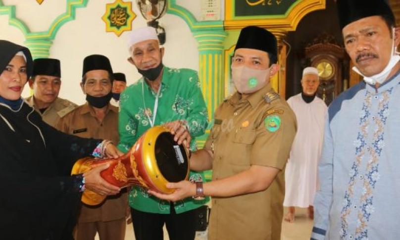 Bantuan berupa alat musik hadro kepada Majelis Taklim Grup Marhaban di Masjid Al- Muhajirin, Bumi Ayu, Selasa (8/9/2020) sore.