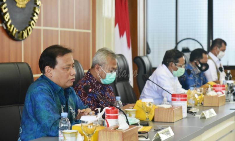 Ketua Bawaslu Abhan (Kiri), Ketua KPU Arif Budiman, Menteri Polhukan Mahfud MD, Menteri Dalam Negeri Tito Karnavian (Kanan) melakukan pertemuan pembahasan terkait Disiplin dan Penegakan Hukum Protokol Kesehatan di Gedung Kementerian Polhukam, Rabu (9/9/2020). Foto: Humas Bawaslu RI
