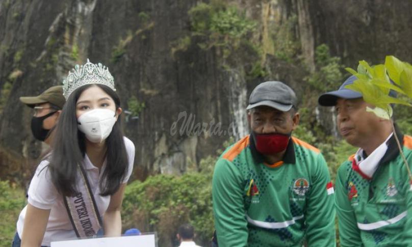 Putri Indonesia saat melakukan penanaman pohon di areal Bukit Kandis, Jumat (4/9/2020)