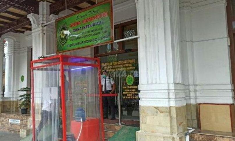 Situasi dari luar Gedung Pengadilan Negeri Medan