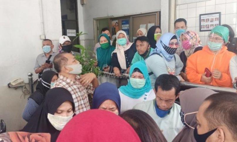 Perawat dan Paramedis saat melakukan aksi unjuk rasa